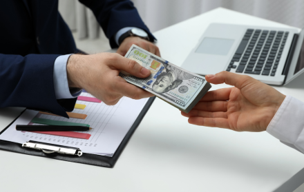 Cada empleador debe pagar el décimo tercero correspondiente al período en que el trabajador estuvo en su nómina.