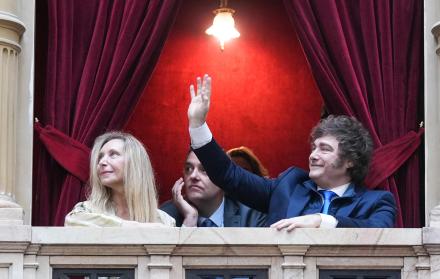 Javier Milei (d), saludando junto a su hermana Karina