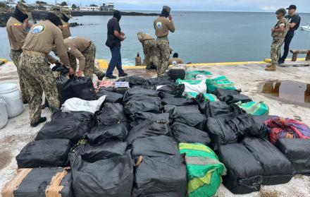 En una operación de control y vigilancia marítima permitió el hallazgo e incautación de 1.327 bloques de clorhidrato de cocaína.