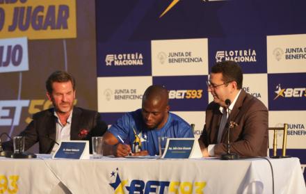 José Enrique Rivas, Enner Valencia y Julio César Alvarado en la firma del goleador como embajador de la marca Bet593.
