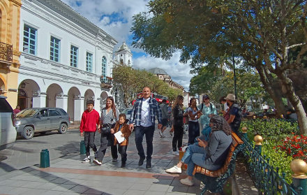 Referencial. Ciudadanos pasean en Cuenca.