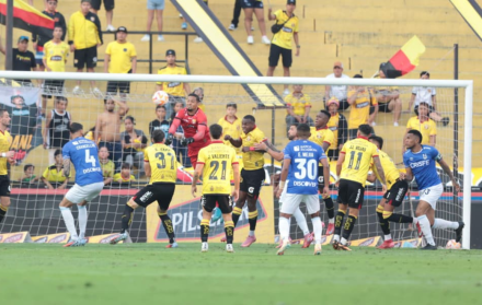 Barcelona empata el encuentro ante Católica.