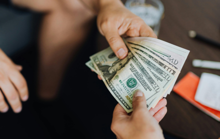 Familias en Ecuador reciben el Bono de Desarrollo Humano 2025 de $ 55 de manera segura y sin trámites.