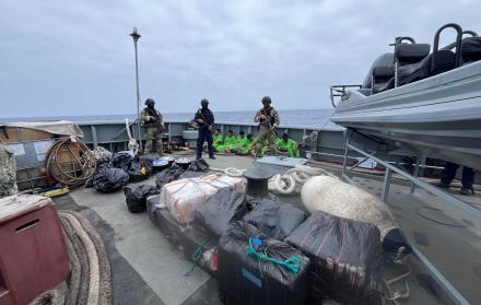 Siete ciudadanos ecuatorianos fueron trasladados a Manta tras ser aprehendidos en tres operaciones ejecutadas en alta mar.