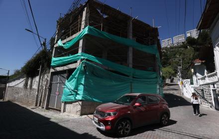 construcción clausurada en Guapulo