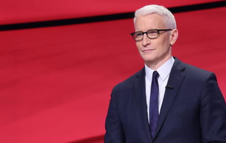 Anderson Cooper renueva con CNN: Un contrato clave pese a la baja audiencia