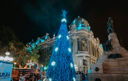 árbol navideño en Plaza de la Administración