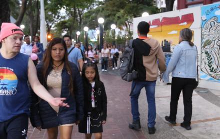 gente abrigada en el Malecón de Guayaquil
