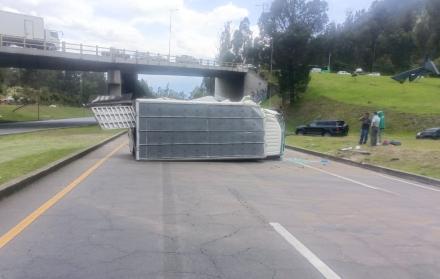 El volcamiento de un camión obligó a cerrar totalmente el paso en un tramo de la avenida Simón Bolívar.