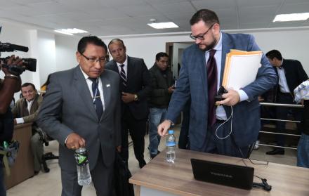 El abogado del Grupo Noboa, Fernando Yavar (derecha) se pronunció tras denuncia del correísmo por el caso Porsche