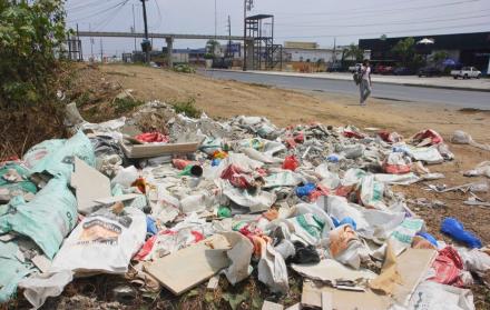 Basura en viales de La Aurora