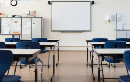 Referencial. Salón de clases vacío por vacaciones.