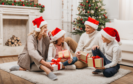 Decoración navideña al estilo USA conlleva luces y adornos, ideal para hogares en Ecuador.