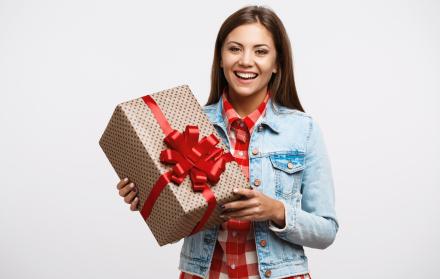 ¿Qué dice tu forma de regalar de ti? Analizamos los 6 perfiles clásicos con expertos en etiqueta