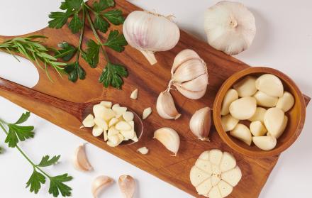 ajo-con-romero-perejil-y-pimienta-sobre-una-tabla-de-madera-aislada-sobre-superficie-blanca-vista-superior-endecha-plana-recien-recogido-del-huerto-organico-de-crecimiento-domestico-concepto-de-comida