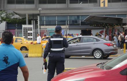 Guardia privada en la terminal terrestre de Guayaquil