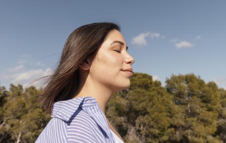 bella-mujer-disfrutando-de-la-naturaleza