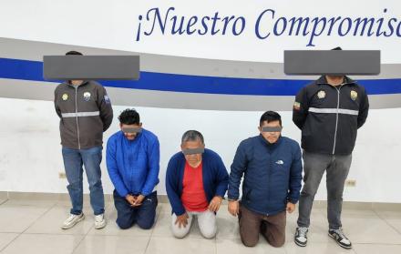 La aprehensión se realizó en Carapungo, donde los sospechosos fueron localizados tras labores de seguimiento.