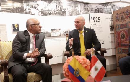 Los ministros de Defensa Gian Carlo Loffredo y César Díaz discutieron nuevas estrategias para enfrentar el crimen organizado que opera a ambos lados de la frontera.