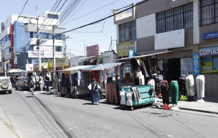 En la av. de la Prensa, entre Bellavista, Unión y Progreso y Lizardo, no cuentan con permisos. Evitan hablar acerca de su situación.