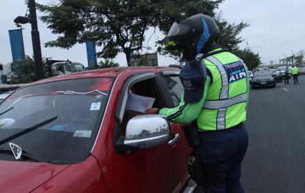 agente de ATM citando a conductor
