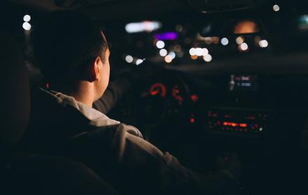 joven-conduciendo-su-automovil-por-la-noche