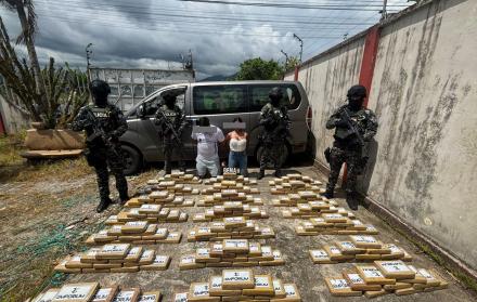 Un hombre y una mujer fueron detenidos cuando intentaban transportar 242 kilos de cocaína ocultos en un vehículo, en el cantón Archidona.