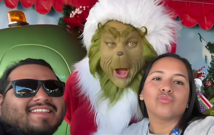 Grinch de Universal baila música ecuatoriana