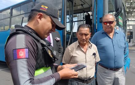 conductor de bus multado por infringir leyes de tránsito
