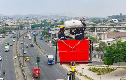 Luminarias en la vía Perimetral