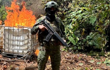 El Ejército ecuatoriano encontró y destruyó rutas ilegales supuestamente utilizadas para el transporte de explosivos y combustibles.