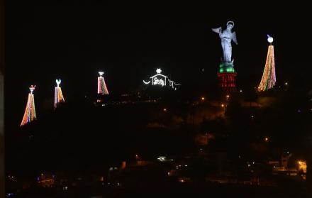 El pesebre gigante de El Panecillo es uno de los sitios preferidos para capturar postales navideñas en Quito.
