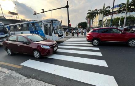 cruce peatonal en centro comercial San Marino