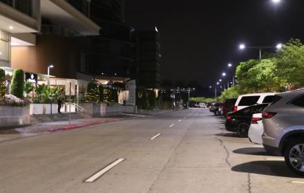 La irrupción de un hombre que habría estado secuestrado tres días desató alerta en centro comercial de Samborondón.