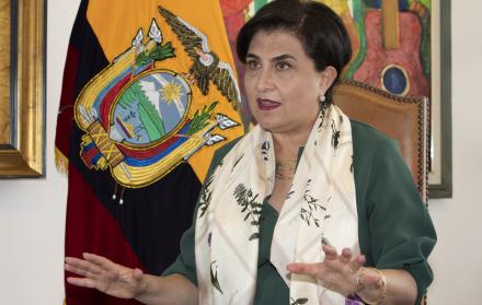 La canciller del Ecuador, Gabriela Sommerfeld, habla durante una entrevista con EFE.