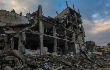 Edificio parcialmente destruido en Gaza