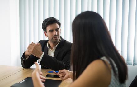 grave-ejecutivo-escuchando-companera-o-empleada