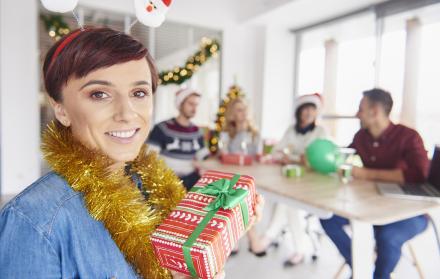 una-de-las-mujeres-quiere-regalar-navidad