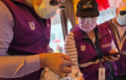 Arcsa ejecutó un operativo de control en los exteriores del Hospital Guasmo Sur, en el sur de Guayaquil