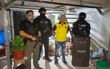 La Policía Nacional ejecutó 12 allanamientos simultáneos en las provincias de Guayas y Azuay.