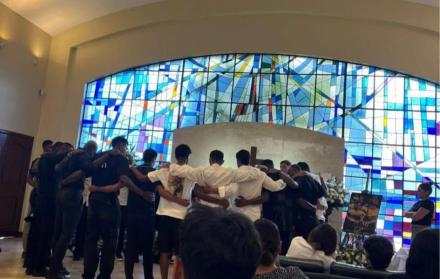 Jugadores de Barcelona y Emelec en el adiós de Mario Pineida.