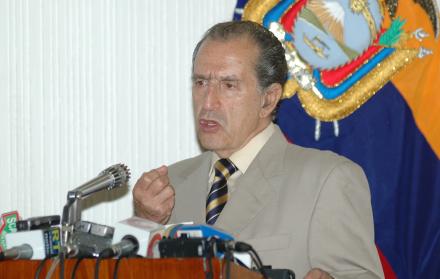 Rodrigo Borja gobernó el Ecuador entre 1988 y 1992, en un contexto complejo caracterizado por dificultades económicas y tensiones sociales.