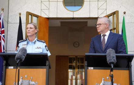 Anthony Albanese y Krissy Barrett