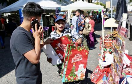 Productos de decoración y regalos se ofrecen en las ferias de Navidad, ubicadas en el norte y sur de Quito.