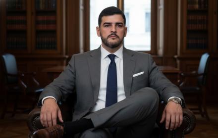 Aquiles Álvarez vestido por la inteligencia artificial