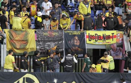 Hinchas llevaron cartelones en honor a Mario Pineida.