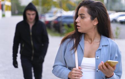 primer-plano-del-hombre-preparandose-para-robar-la-mujer-joven