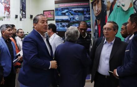 Los transportistas y Gobierno se reunieron en el Ecu 911 de Quito.