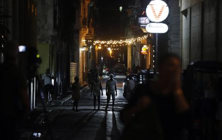 calle adornada con luces de navidad en Cuba