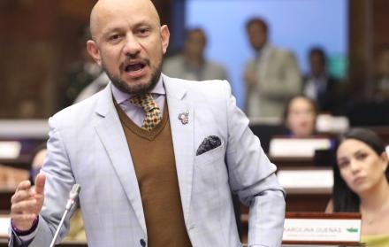 El asambleísta de ADN, Andrés Castillo, habló de activar un juicio político contra Mario Godoy por las denuncias del juez Serrano.